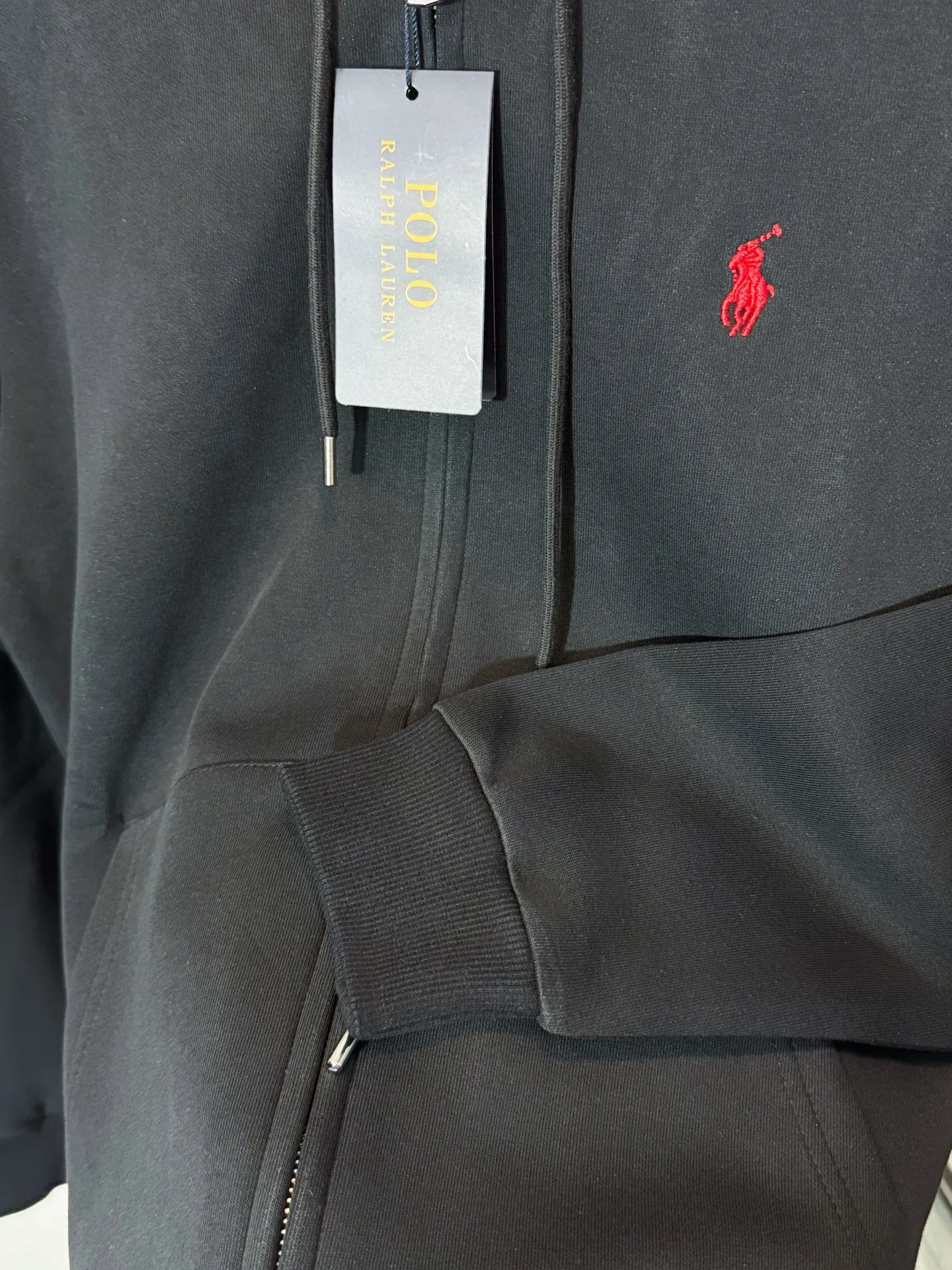 P260 model number: HE397 Ralph Lauren-Ralph Lauren hooded zipper jacket with small logo on the chest The fabric is made of 420g high-weight air customer service fabric. The upper body is comfortable and soft, and has high warmth retention. The chest is sewn with small embroidery of horseback riding and war marks. The embroidery is three-dimensional and full, highlighting the simple atmosphere of the clothes. The threads on the hem of the arms are made of the same material. The elastic thread of the same color as the cylinder, the zipper adopts the customized Polo original small letter hardware zipper, the clothes are designed with a hood, made by a famous factory, with hemming and wrapping strips, the original original label, complete with three labels, os loose version, a popular item of the season, feel free to buy it.  Color: Black/Navy Blue Size: S M L XL